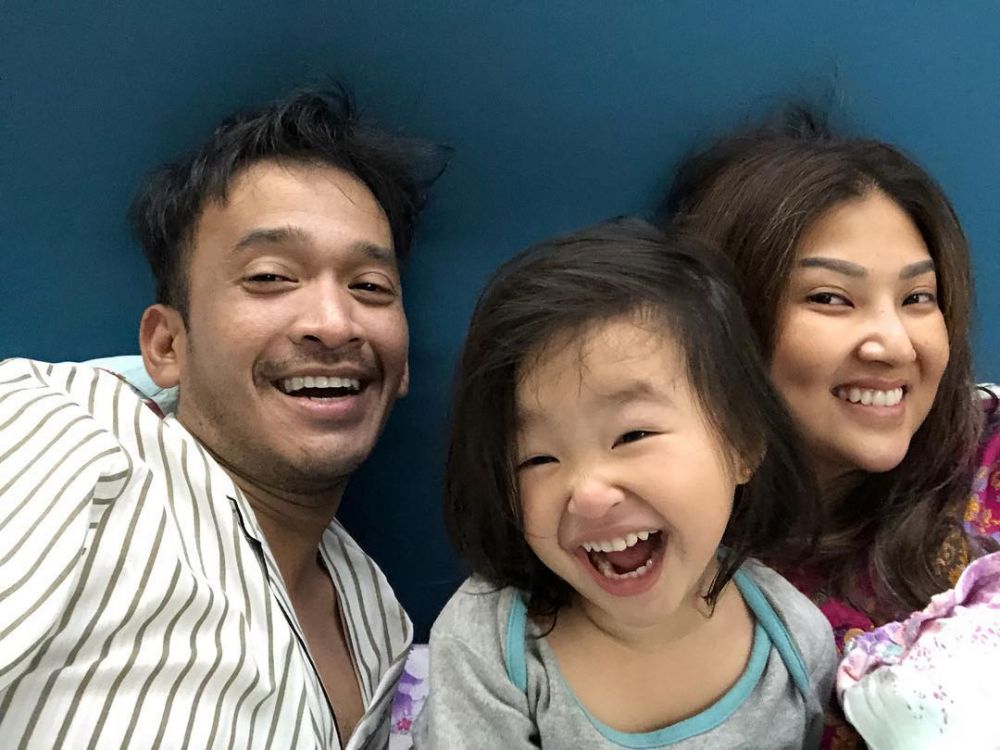 20 Foto selfie seleb bangun tidur, bukti cantiknya tak luntur