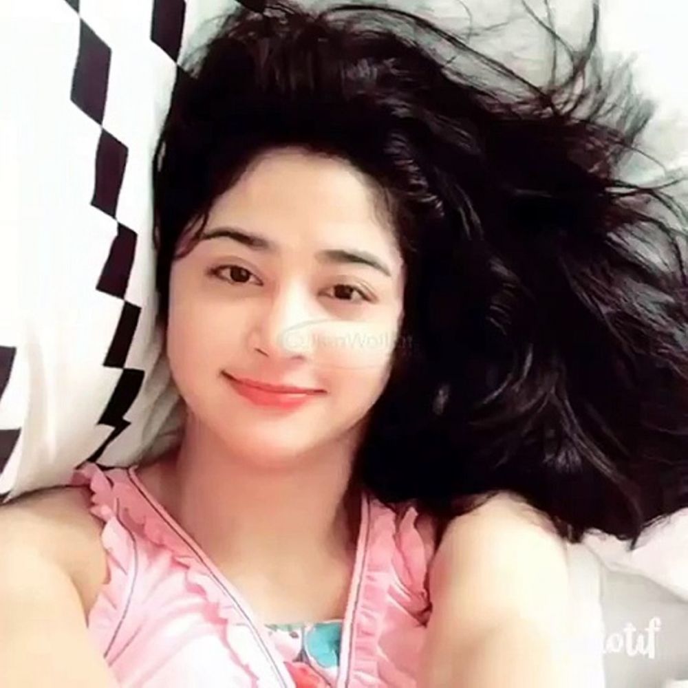 20 Foto selfie seleb bangun tidur, bukti cantiknya tak luntur