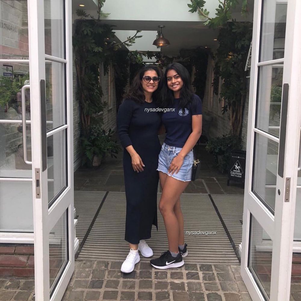 10 Potret kekompakan Kajol & putrinya ini bak kakak adik