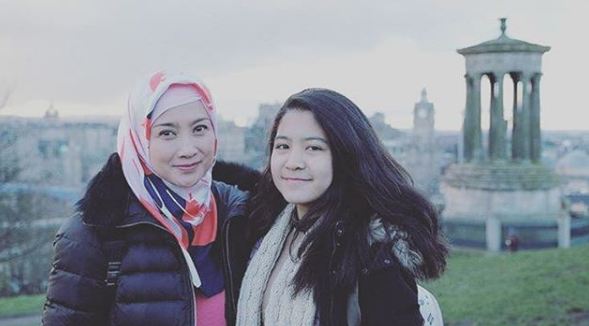 15 Potret Desy Ratnasari dan putrinya, bak kakak adik