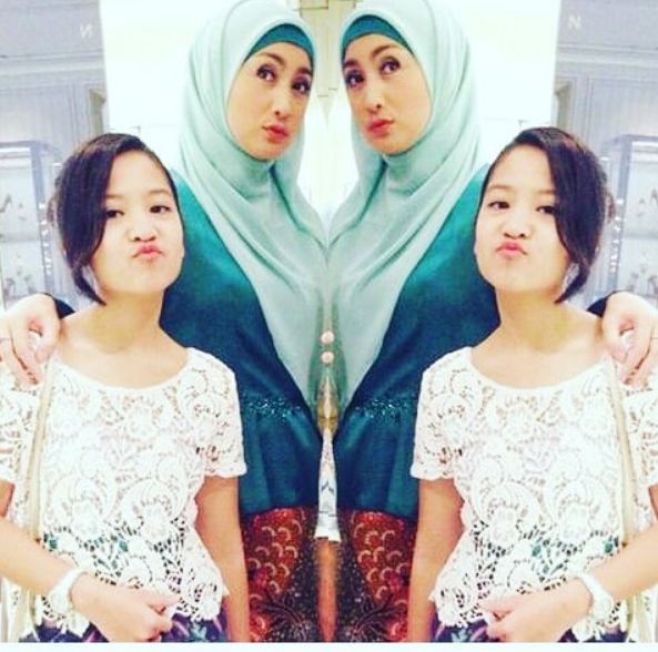 15 Potret Desy Ratnasari dan putrinya, bak kakak adik