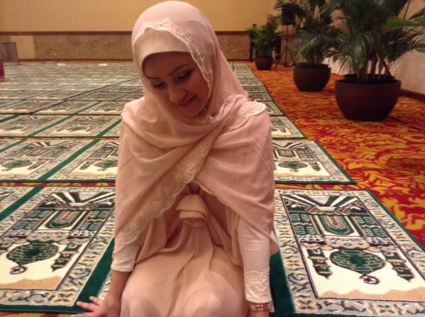 9 Potret istri Yusril Mahendra, Rika Tolentino yang memesona