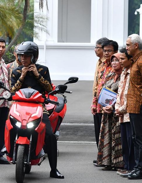 10 Momen Jokowi jajal Gesits, motor listrik karya dalam negeri