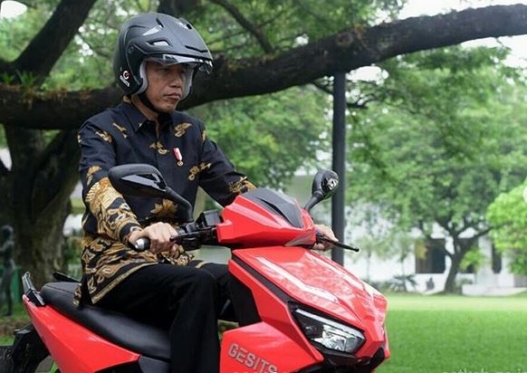 10 Momen Jokowi jajal Gesits, motor listrik karya dalam negeri