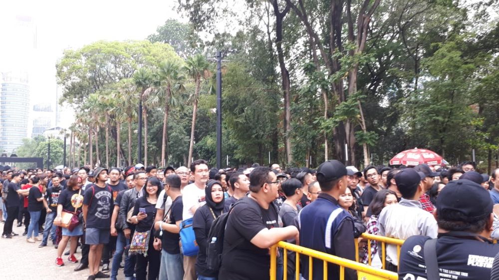 9 Foto euforia penonton menanti konser Guns N' Roses di Jakarta
