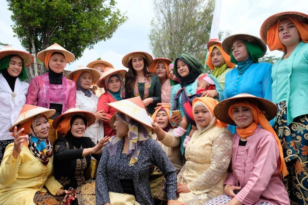 15 Momen Nafa Urbach blusukan kampanye, cantik berkebaya