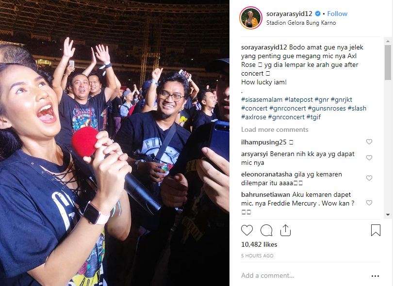 Aktris cantik ini dapat mikrofon Guns N' Roses di konser