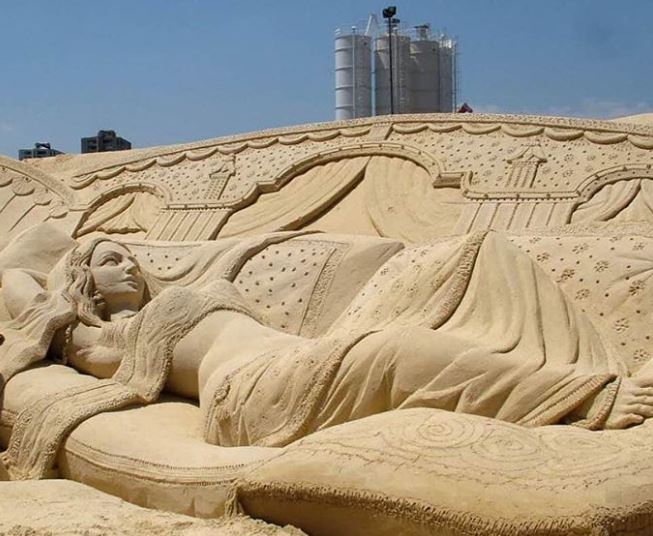 15 Patung pasir berwujud manusia ini bikin takjub