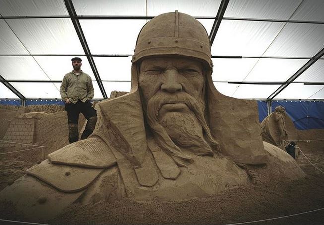 15 Patung pasir berwujud manusia ini bikin takjub