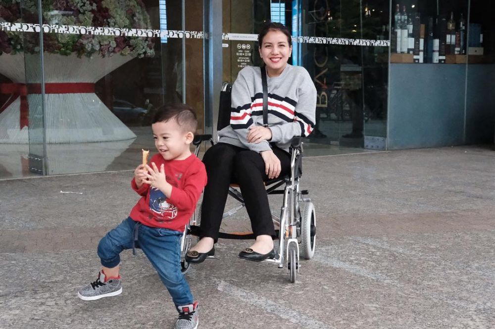 Curhat Tya Ariestya disebut cacat karena pakai kursi roda saat hamil