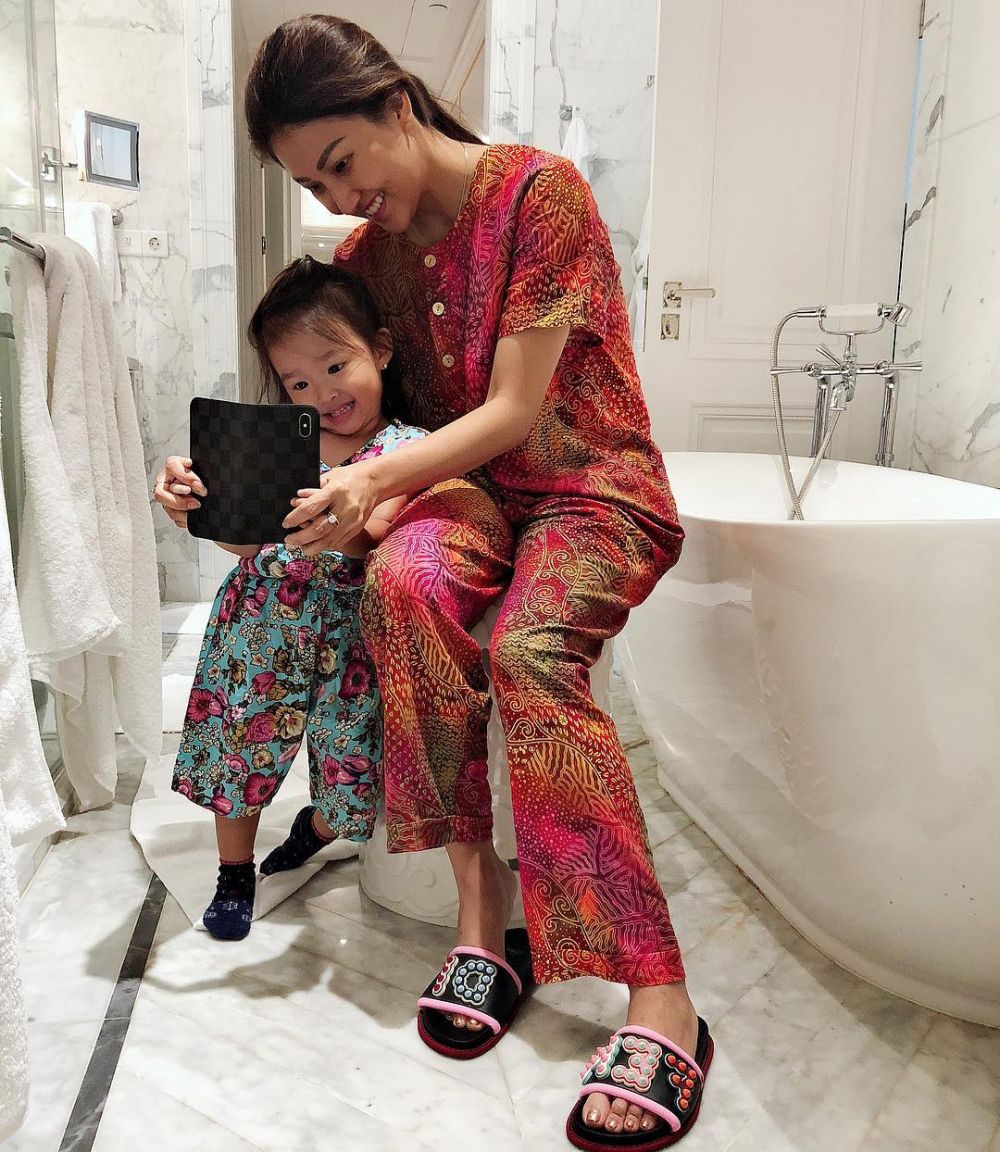 15 Gaya Sarwendah kenakan daster, tetap cantik meski sederhana