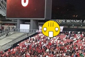 Tulisan penyemangat di spanduk suporter Indonesia ini jadi sorotan