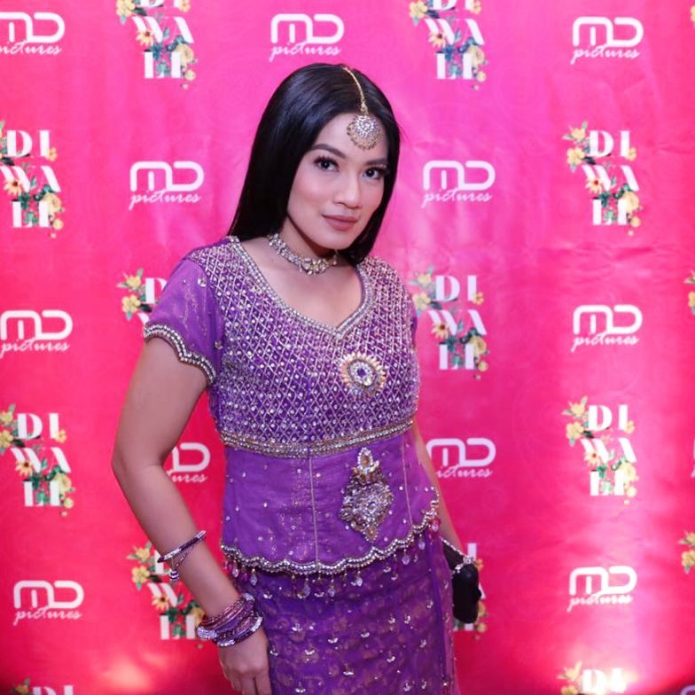 Gaya 15 seleb saat pakai busana India, memesona bak artis Bollywood