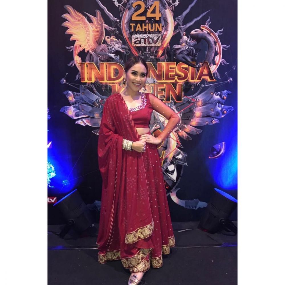 Gaya 15 seleb saat pakai busana India, memesona bak artis Bollywood