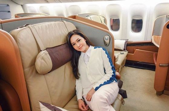 20 Gaya fashion Maia Estianty di pesawat mewah, gaul abis