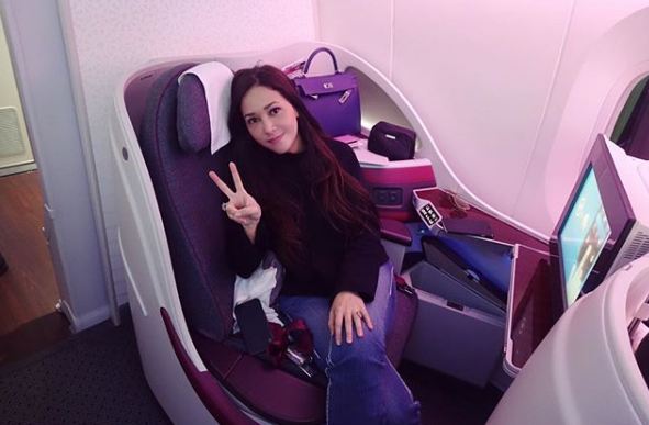 20 Gaya fashion Maia Estianty di pesawat mewah, gaul abis