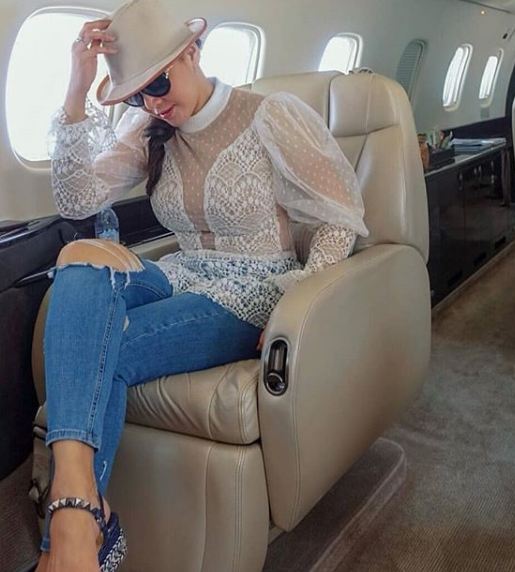 20 Gaya fashion Maia Estianty di pesawat mewah, gaul abis