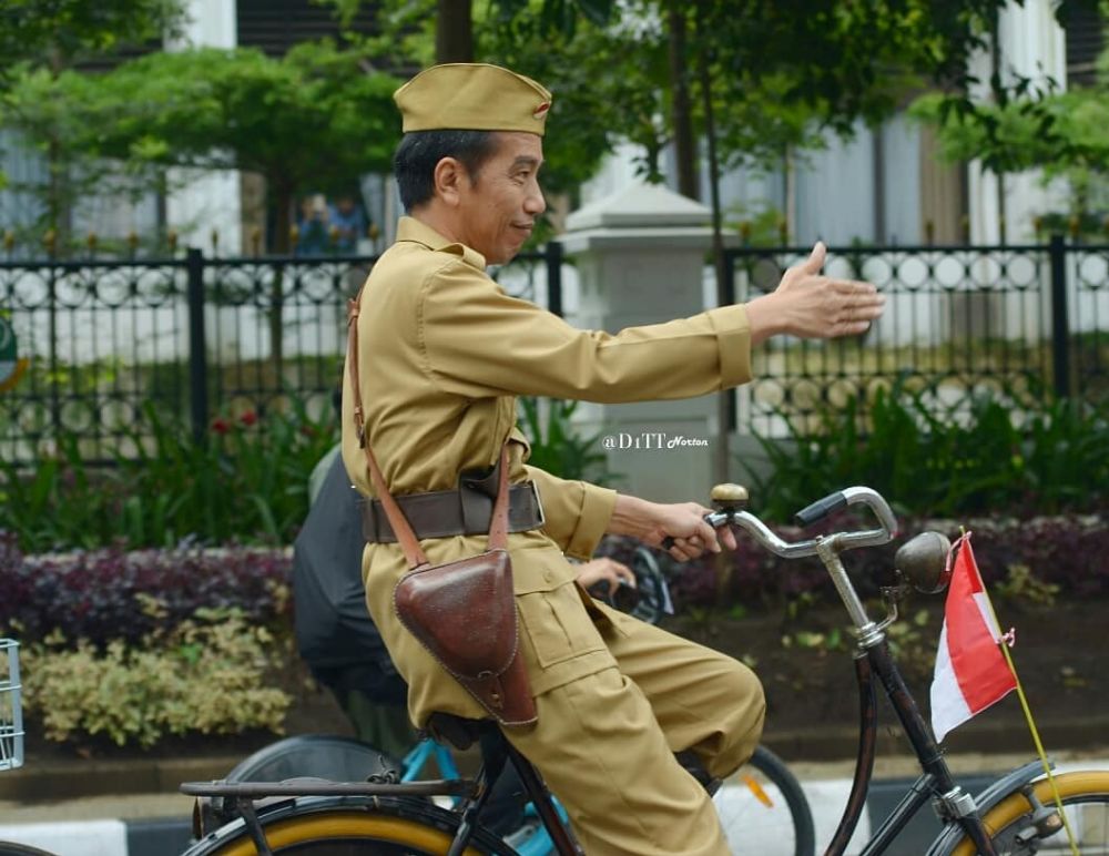 10 Gaya Jokowi 'ngonthel' peringati Hari Pahlawan