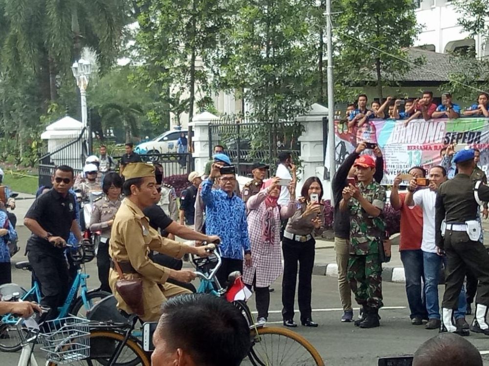 10 Gaya Jokowi 'ngonthel' peringati Hari Pahlawan