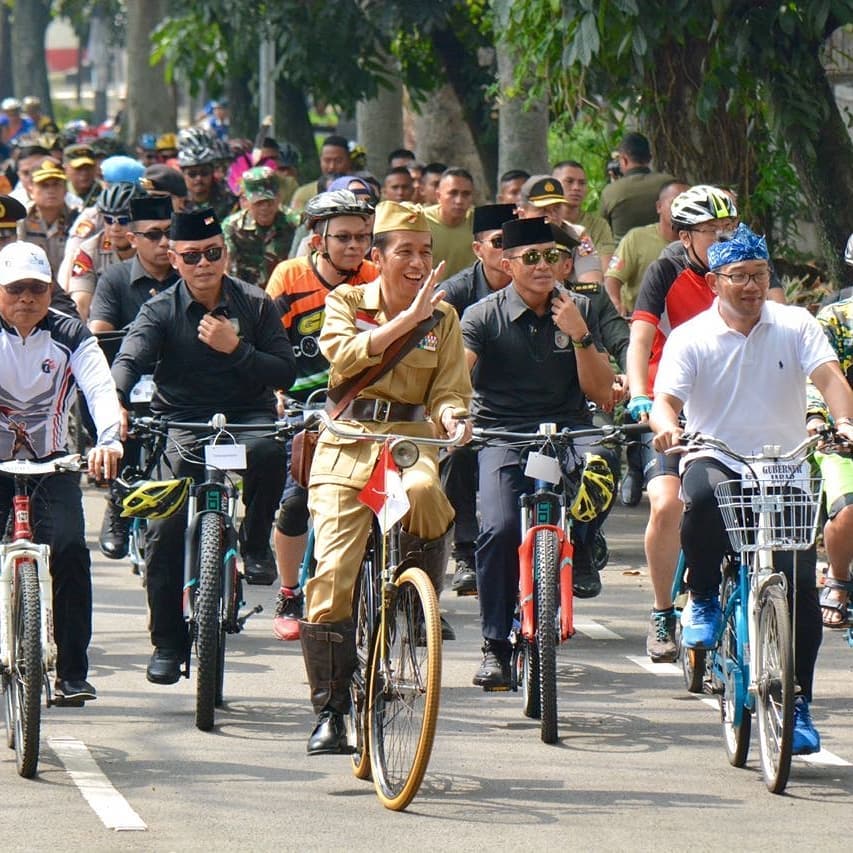 10 Gaya Jokowi 'ngonthel' peringati Hari Pahlawan