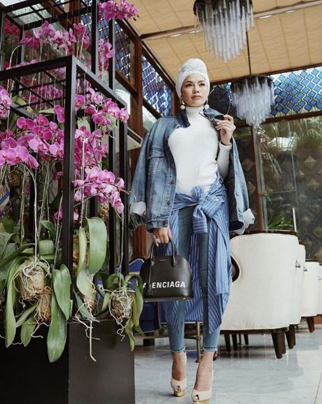 10 Gaya Nikita Mirzani pakai turban, bisa kamu tiru nih