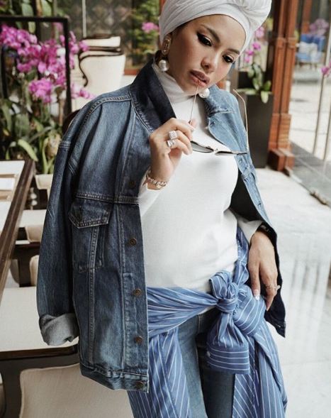 10 Gaya Nikita Mirzani pakai turban, bisa kamu tiru nih