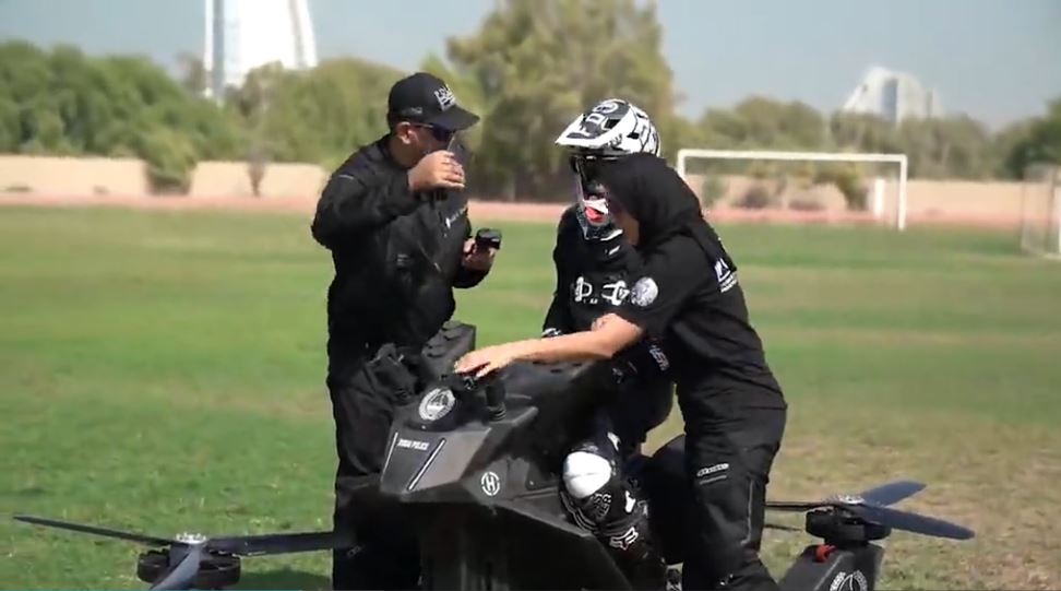 9 Aksi polisi Dubai kemudikan sepeda motor terbang, keren abis  