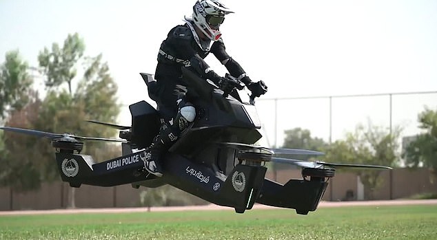 9 Aksi polisi Dubai kemudikan sepeda motor terbang, keren abis  