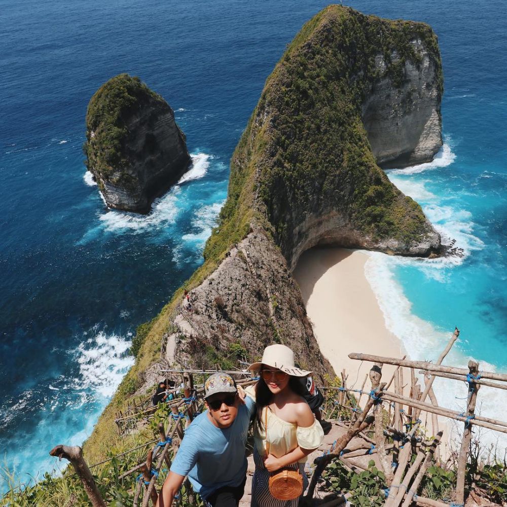 10 Potret wisata ketinggian Arief Poconggg & istrinya, mesra 