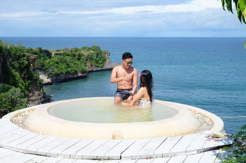 10 Potret wisata ketinggian Arief Poconggg & istrinya, mesra 