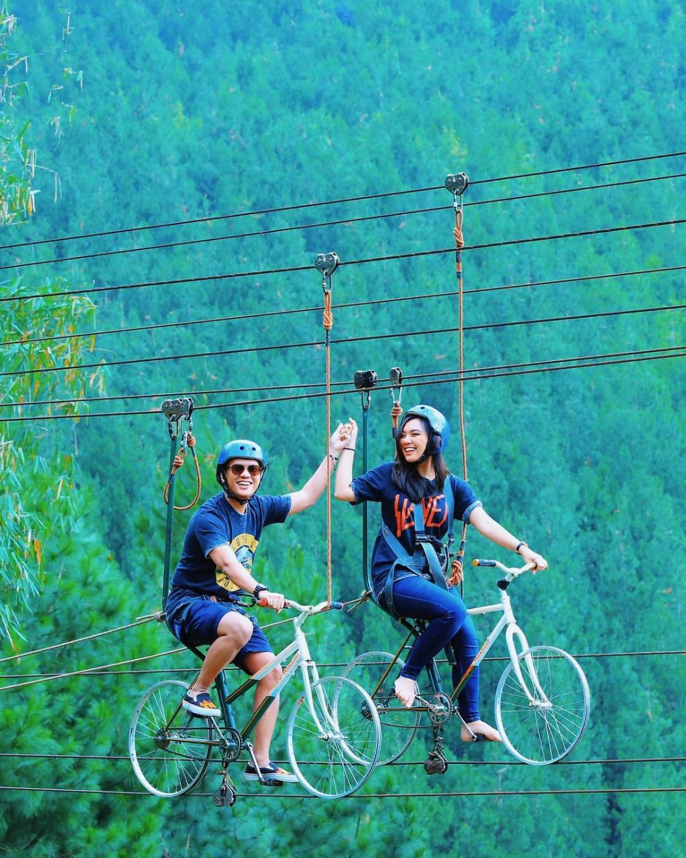 10 Potret wisata ketinggian Arief Poconggg & istrinya, mesra 