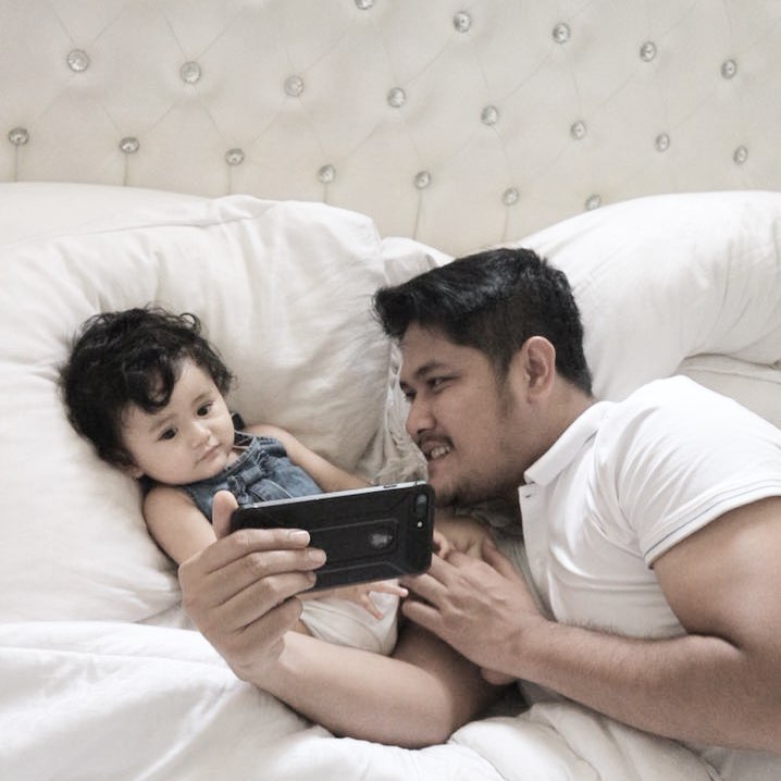 Potret 17 seleb ganteng saat momong putri kecilnya, ayah idaman