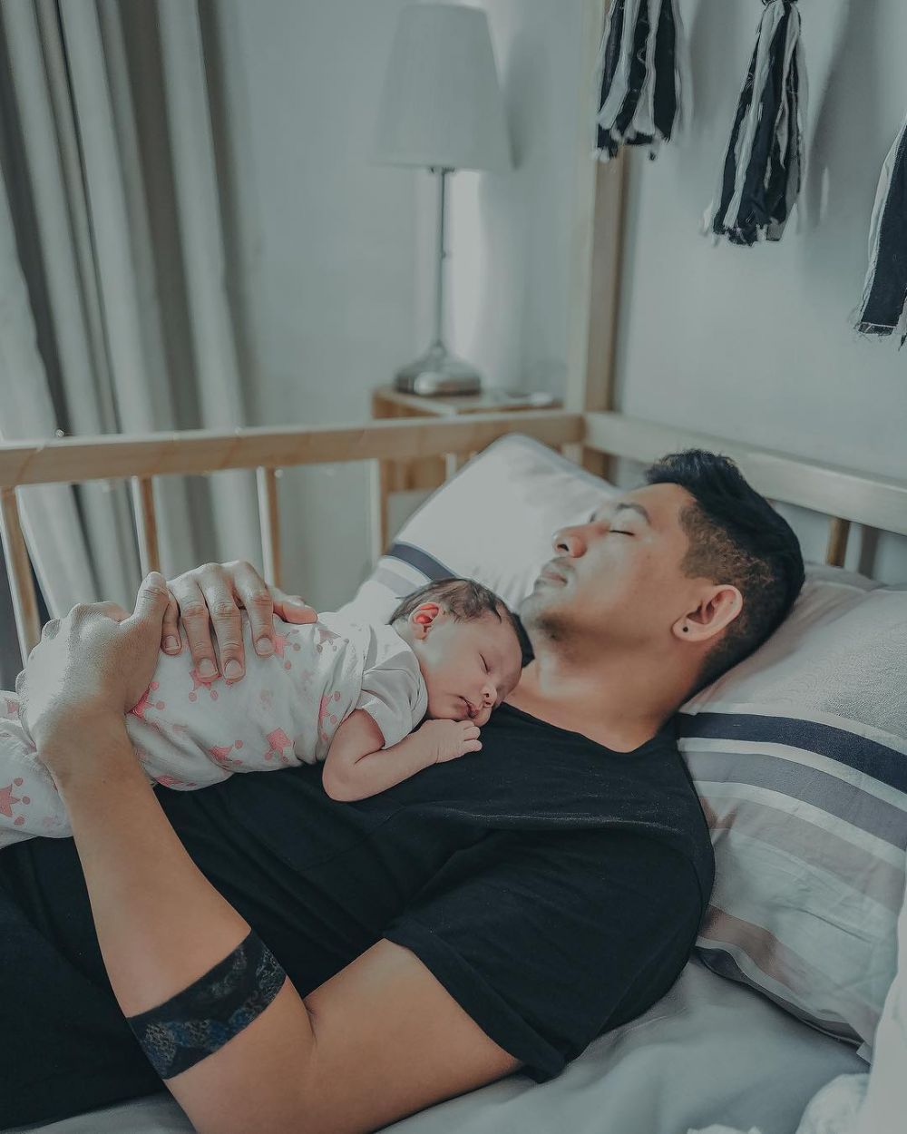 Potret 17 seleb ganteng saat momong putri kecilnya, ayah idaman