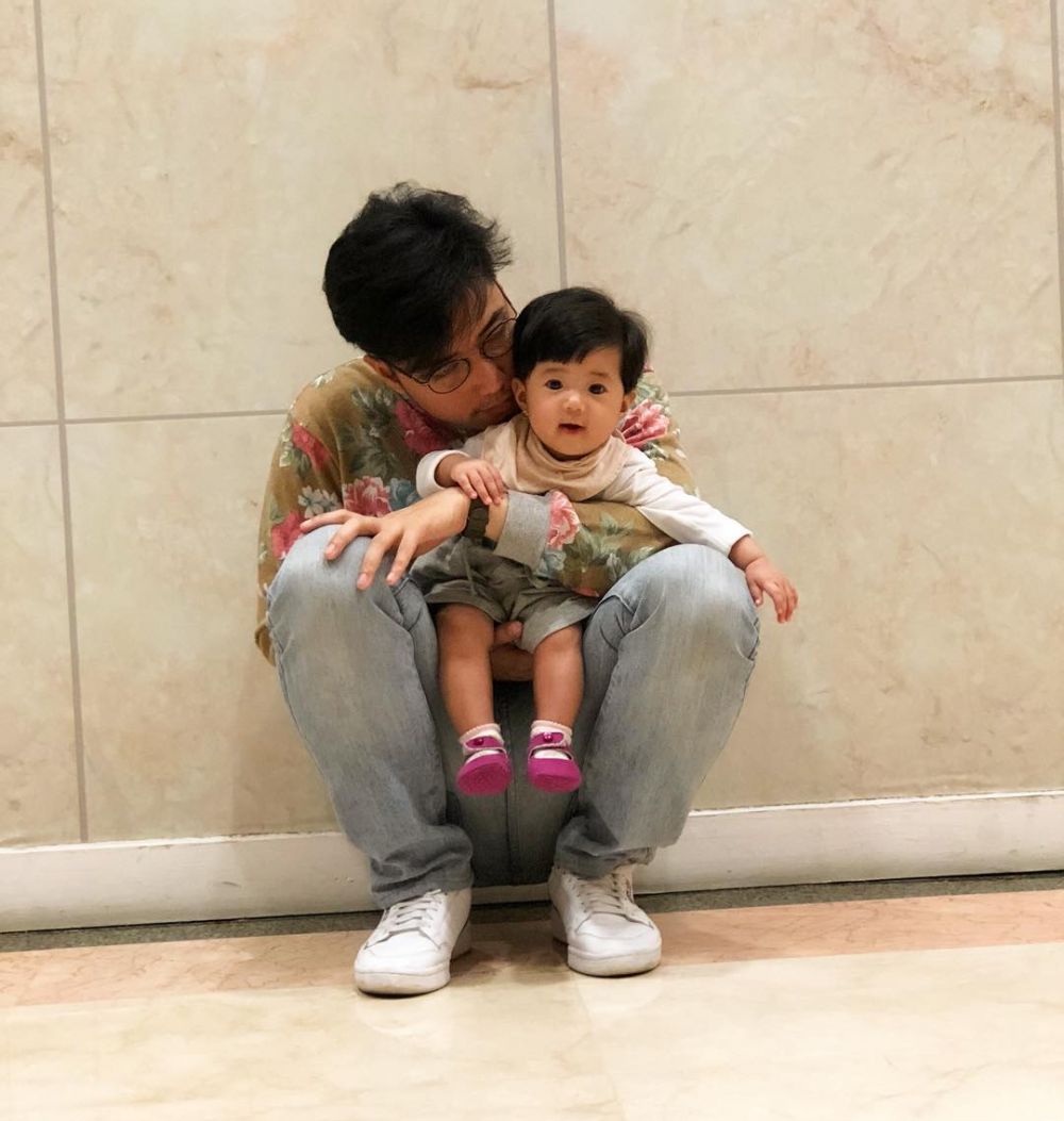 Potret 17 seleb ganteng saat momong putri kecilnya, ayah idaman