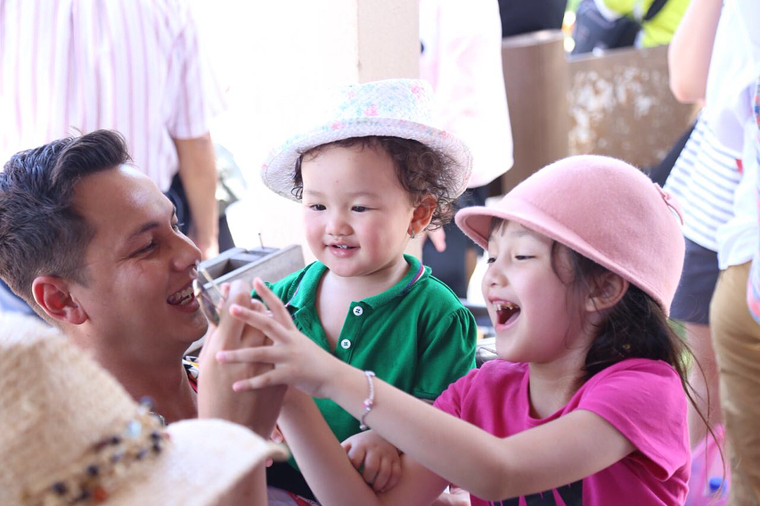 Potret 17 seleb ganteng saat momong putri kecilnya, ayah idaman