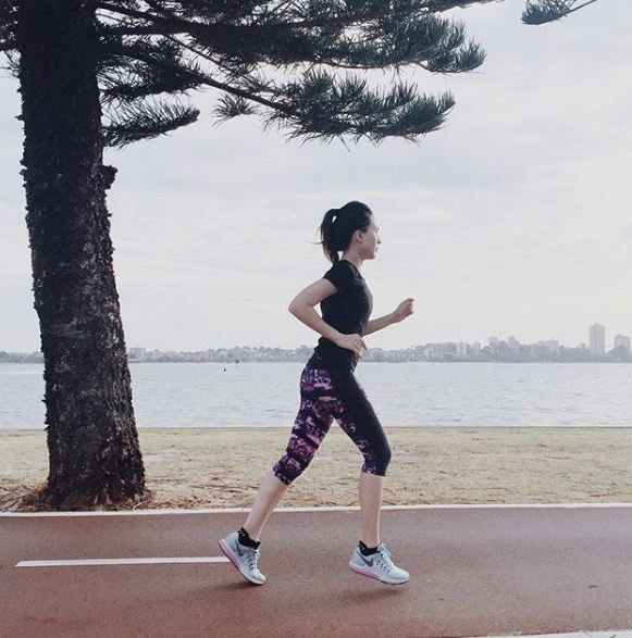 10 Gaya Olivia Jensen olahraga ekstrem, mendaki gunung di Austria