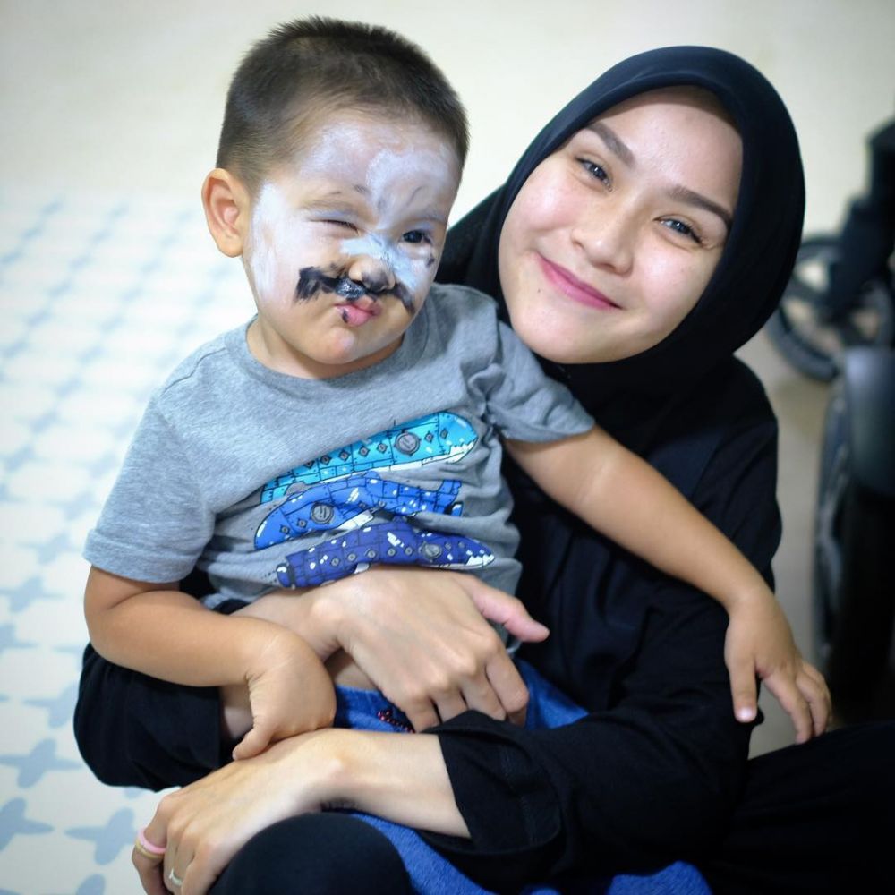 10 Aksi kocak tiga anak Zaskia Adya Mecca main makeup, bikin gemes