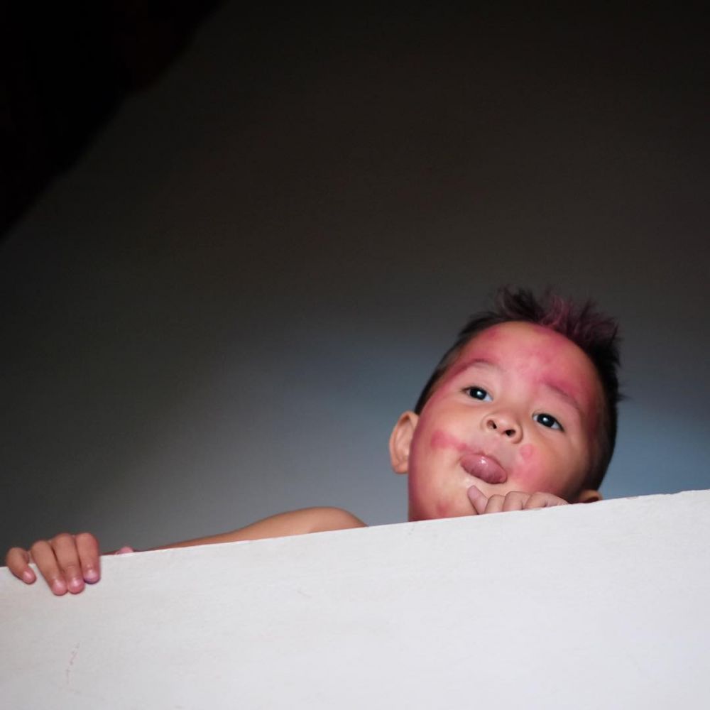 10 Aksi kocak tiga anak Zaskia Adya Mecca main makeup, bikin gemes