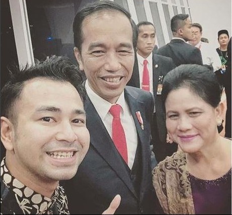 Gaya 20 seleb foto bareng Presiden Jokowi, ekspresif banget