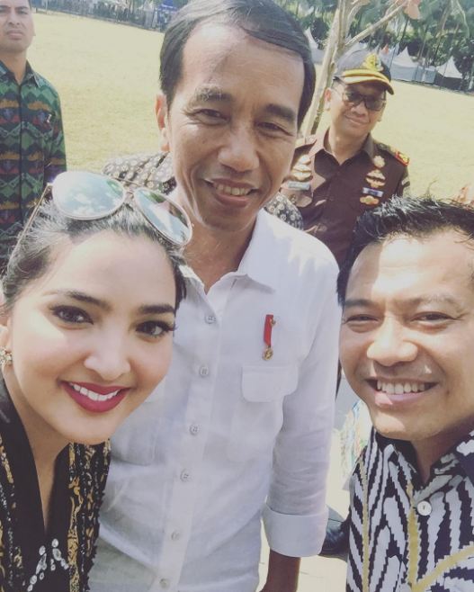 Gaya 20 seleb foto bareng Presiden Jokowi, ekspresif banget