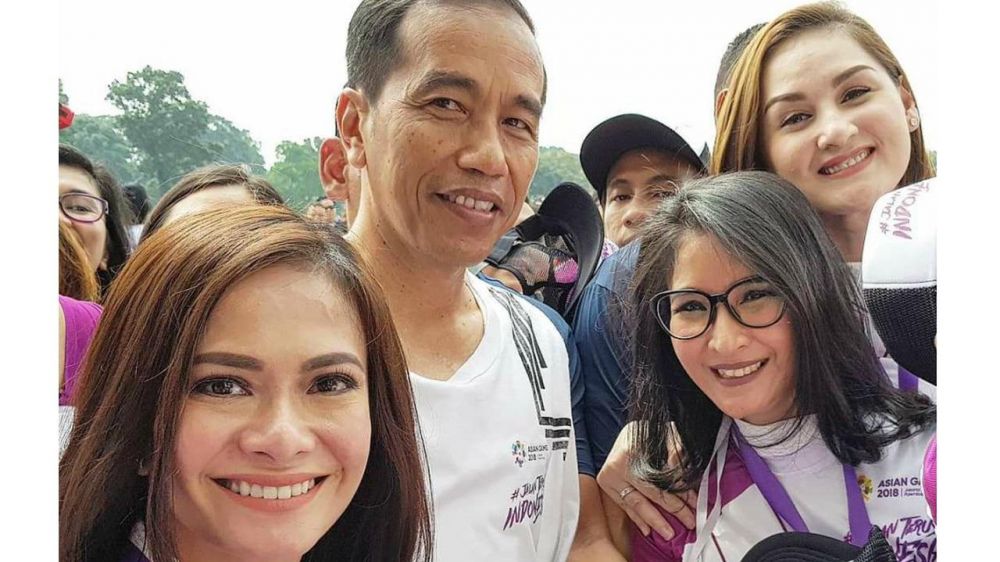 Gaya 20 seleb foto bareng Presiden Jokowi, ekspresif banget