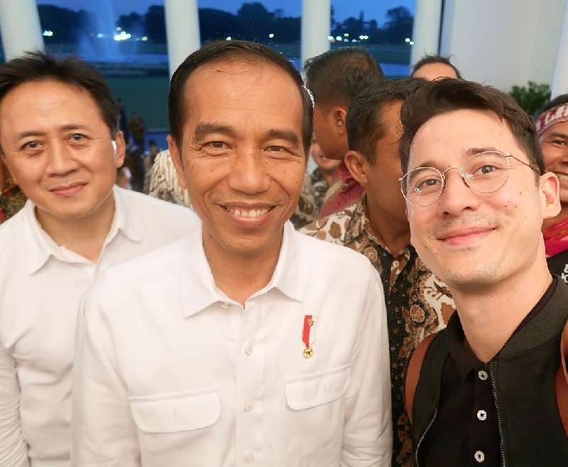 Gaya 20 seleb foto bareng Presiden Jokowi, ekspresif banget