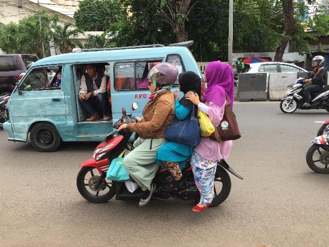 20 Tingkah lucu pengendara motor, Indonesia banget