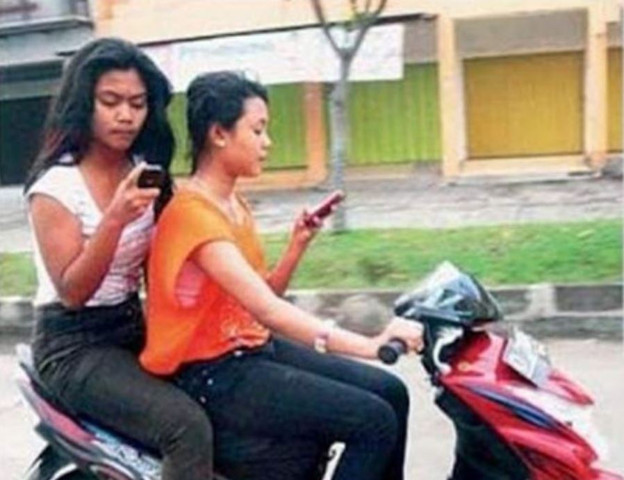 20 Tingkah lucu pengendara motor, Indonesia banget