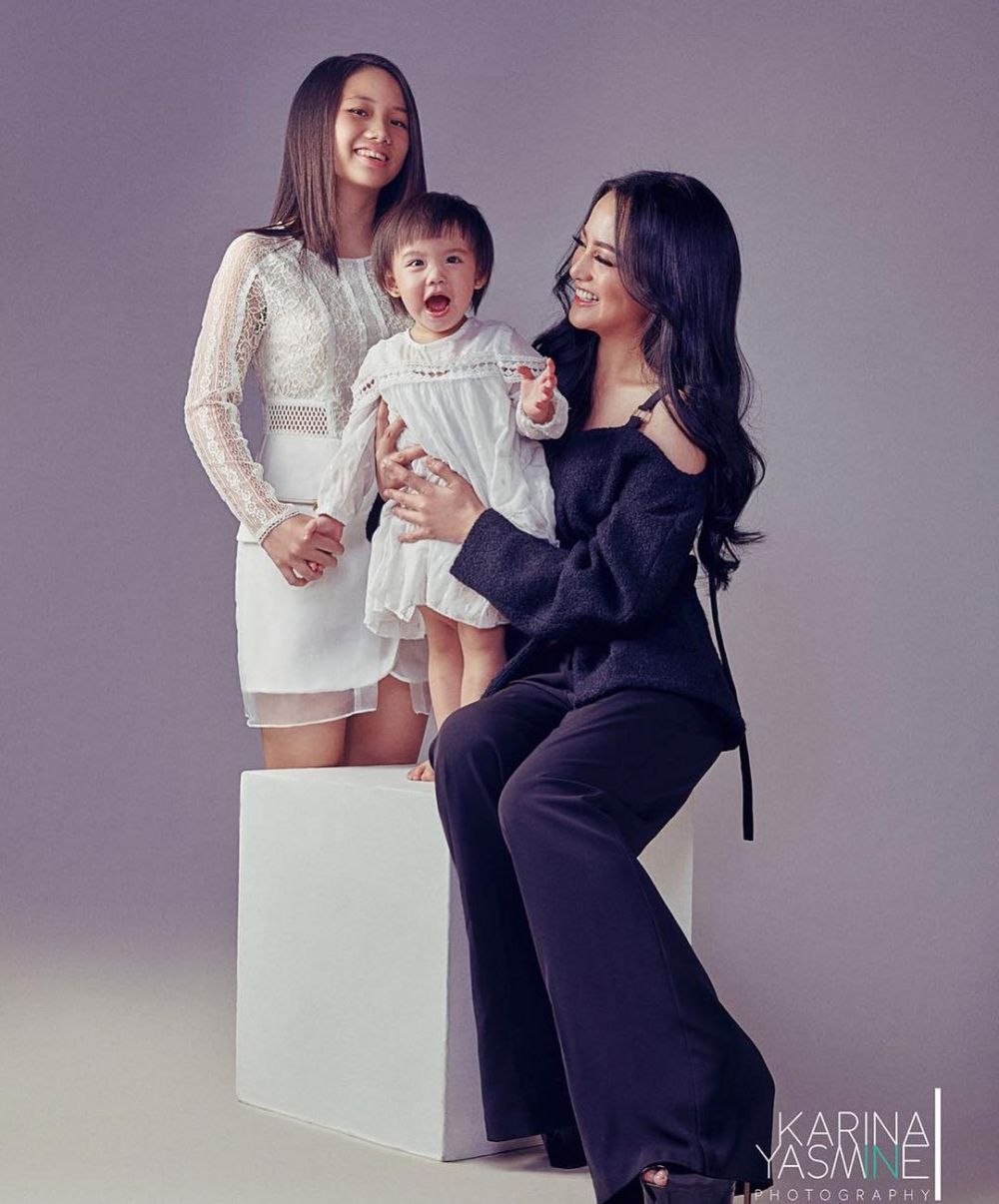 10 Potret kompak Ririn Ekawati & putri sulungnya, bak kakak adik