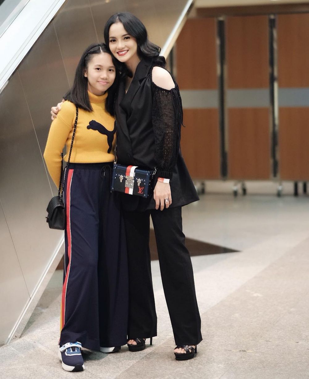 10 Potret kompak Ririn Ekawati & putri sulungnya, bak kakak adik
