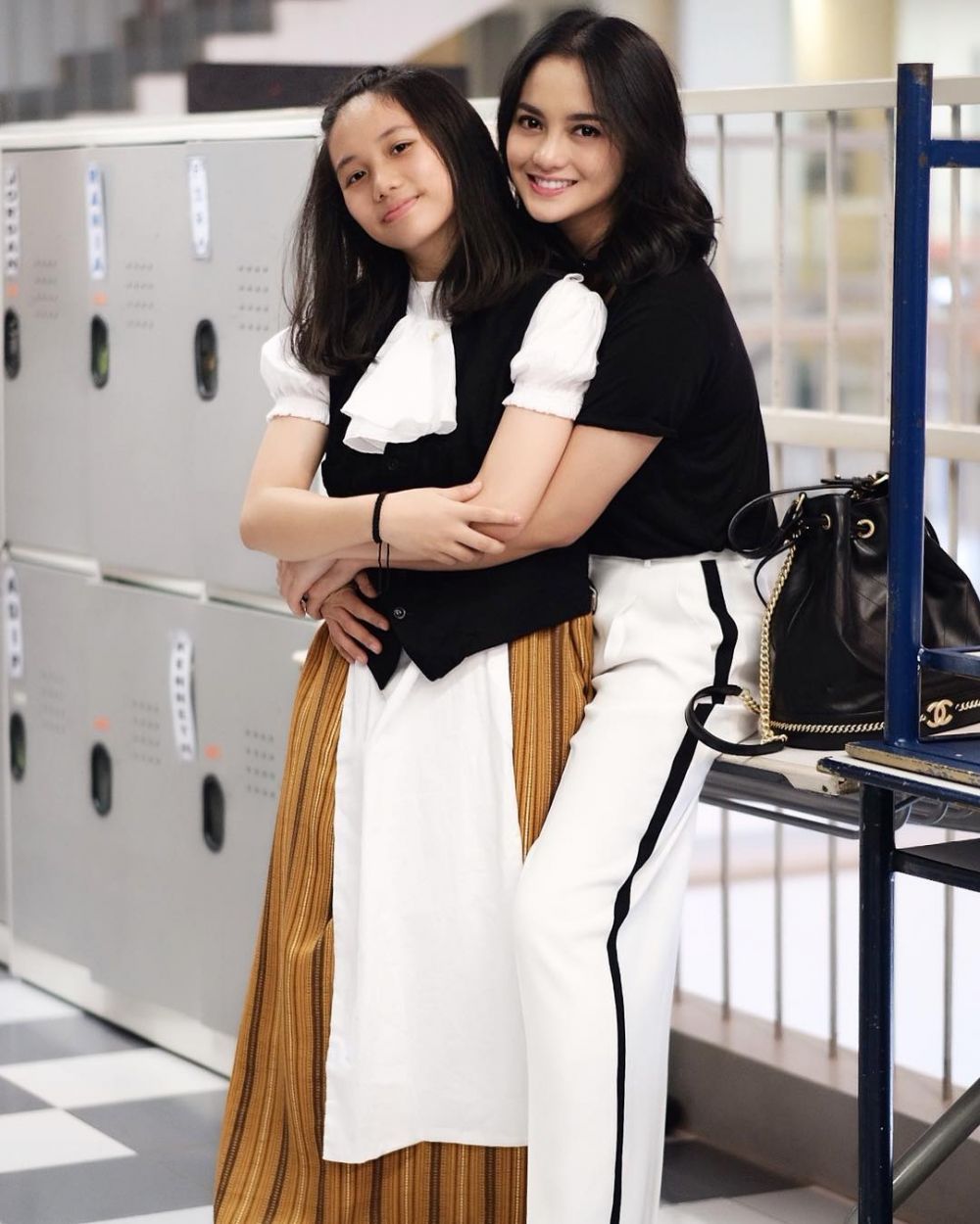 10 Potret kompak Ririn Ekawati & putri sulungnya, bak kakak adik