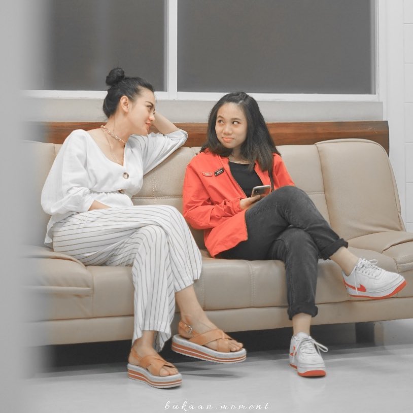 10 Potret kompak Ririn Ekawati & putri sulungnya, bak kakak adik