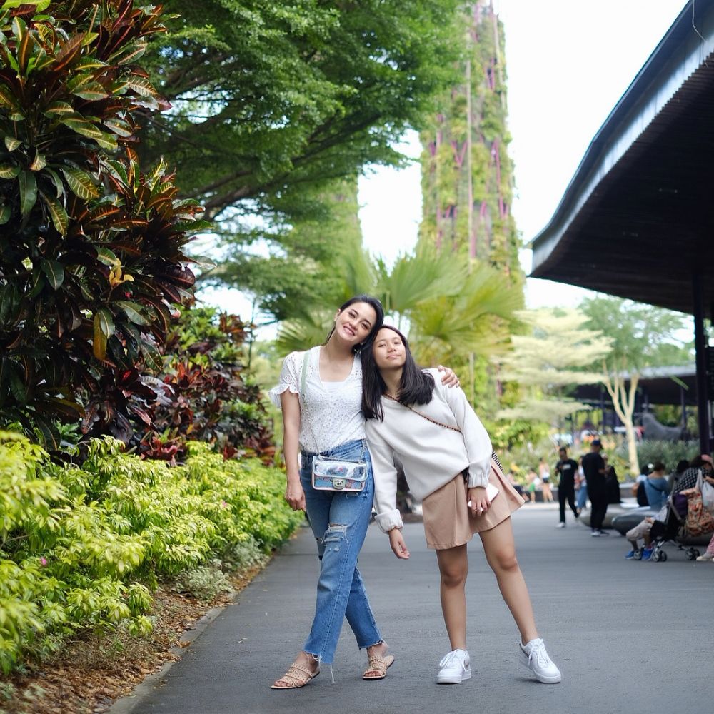 10 Potret kompak Ririn Ekawati & putri sulungnya, bak kakak adik