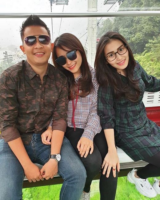 10 Fashion Ayu Ting Ting di luar panggung, jauh dari kesan seksi